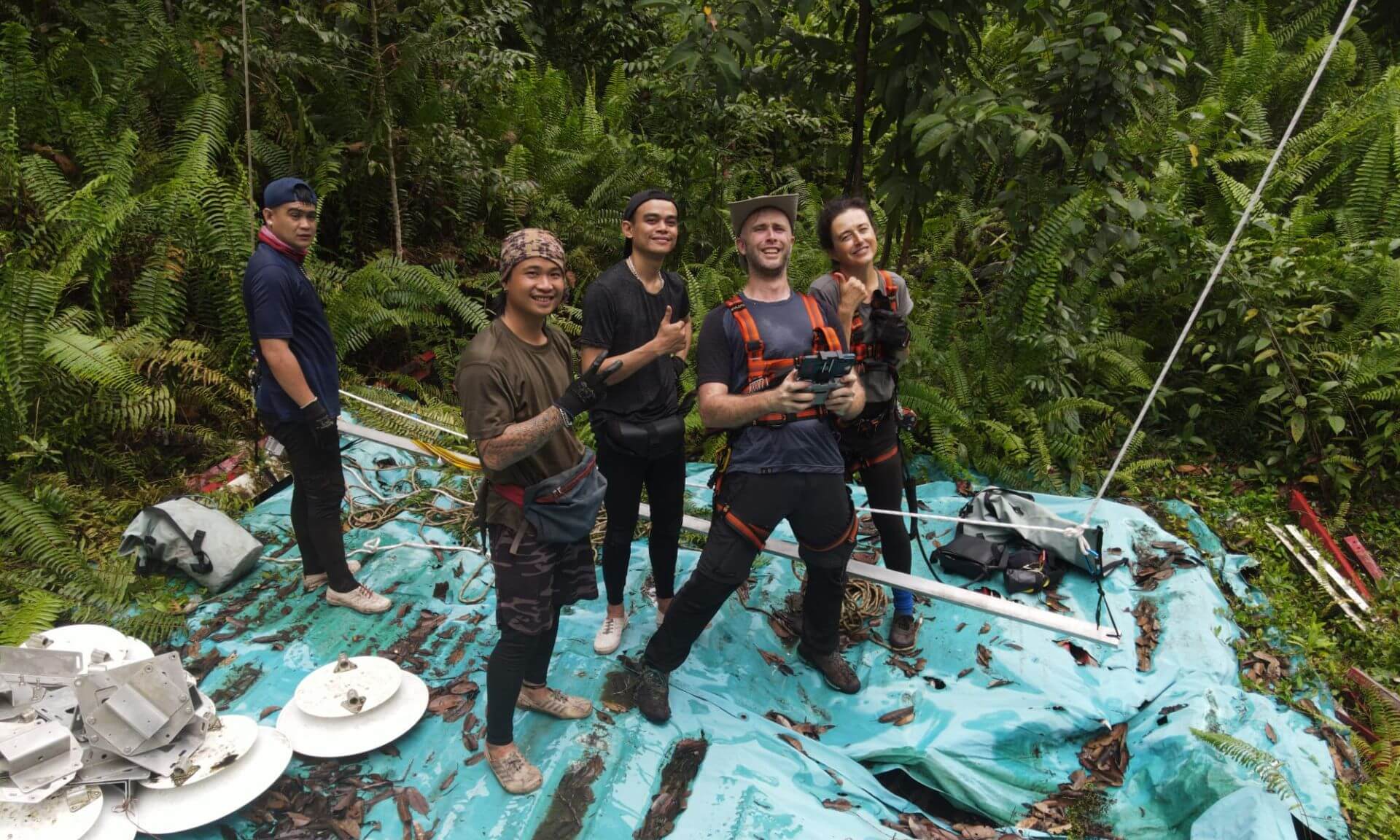 Des partenaires locaux de la communauté Iban suivent une formation initiale à l'utilisation des drones dans la forêt marécageuse de tourbe de Mendaram, dans l'ouest du Brunei en novembre 2025.