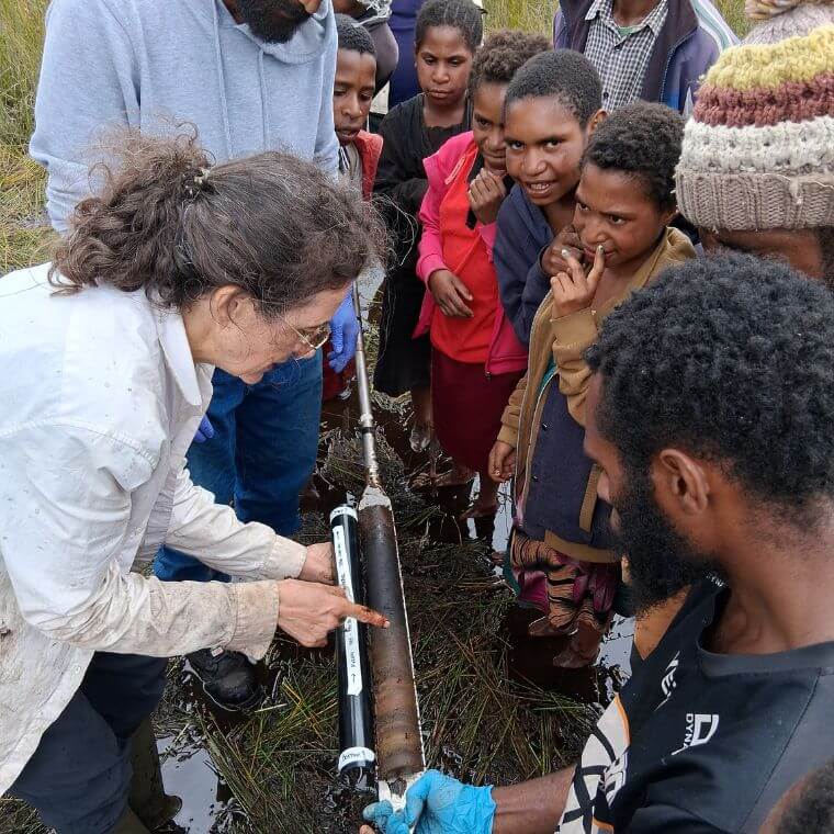 Prélèvement de carottes de tourbe dans la province des Hautes-Terres occidentales, au centre de la Papouasie-Nouvelle-Guinée, dans le cadre du projet TroPeaCC (Université d'Exeter, Royaume-Uni).