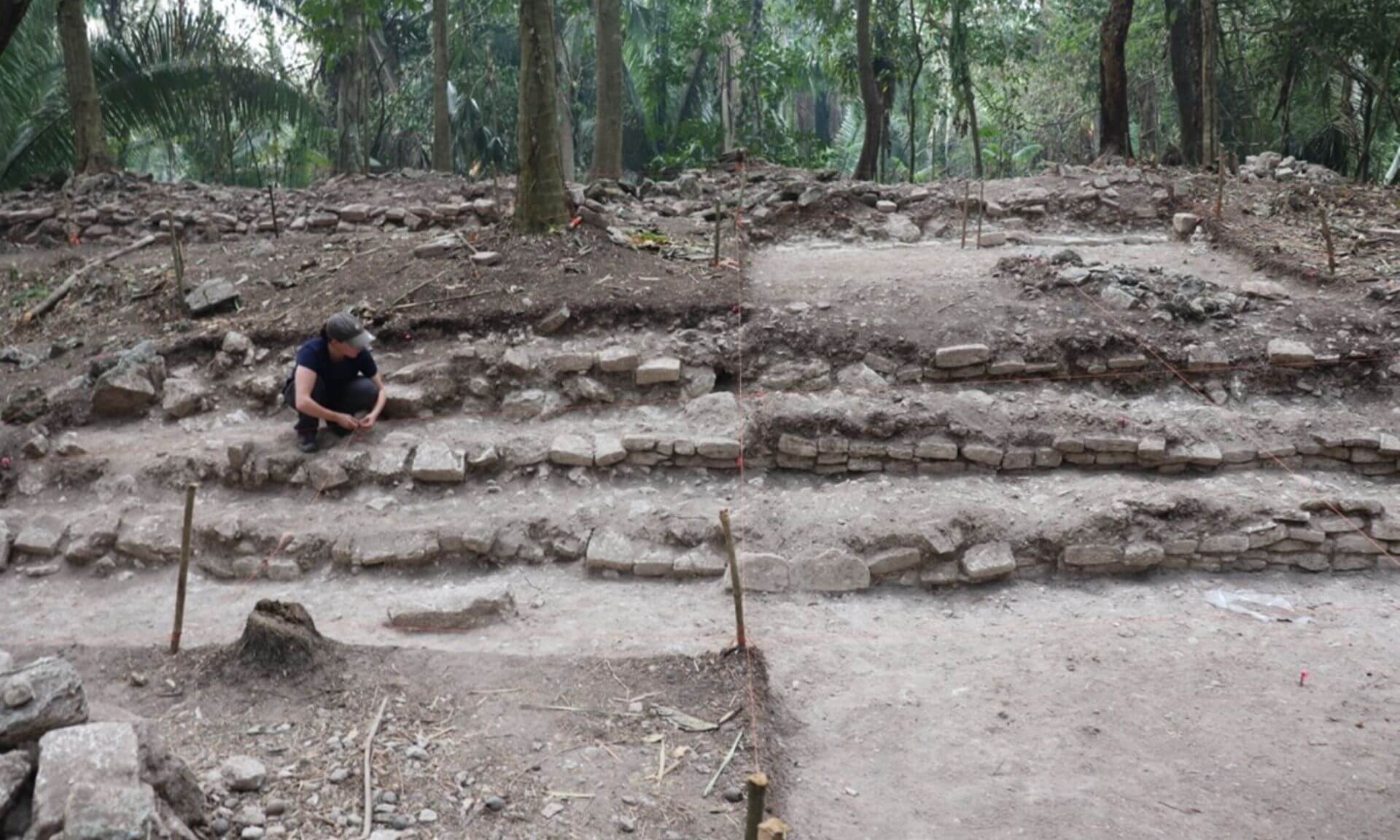 Fouilles de la structure K-1 d'Ucanal, qui pourrait être une maison du conseil datant de la période classique terminale
