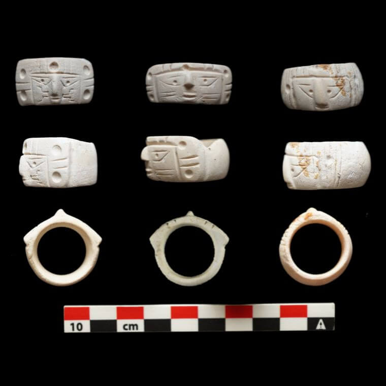 Bagues en coquillage de style classique de la période terminale, d'Ucanal, références UCMM-075, -076, -77