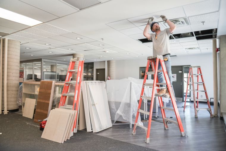 Un ouvrier effectue le changement de luminaires à la BLSH