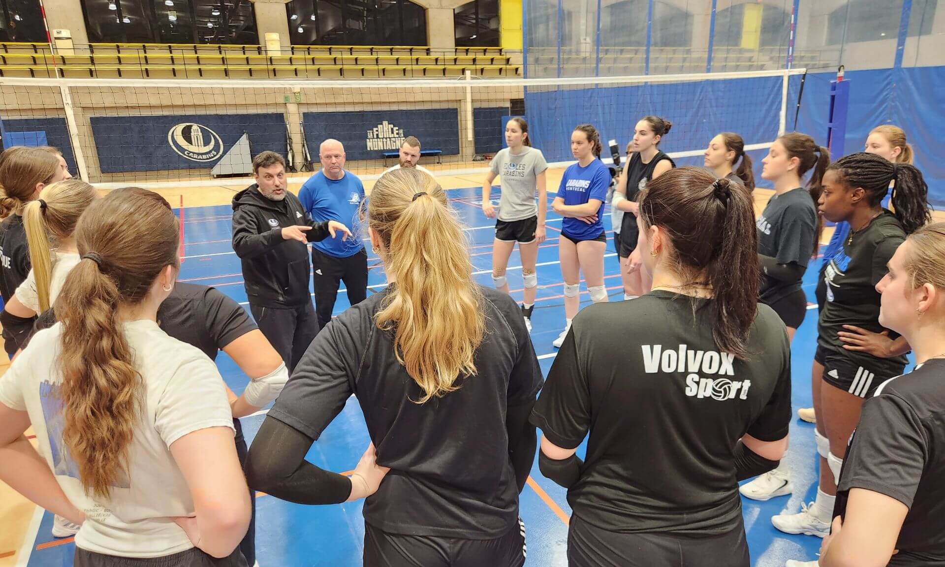 Olivier Trudel prodiguant des conseils à ses protégées.