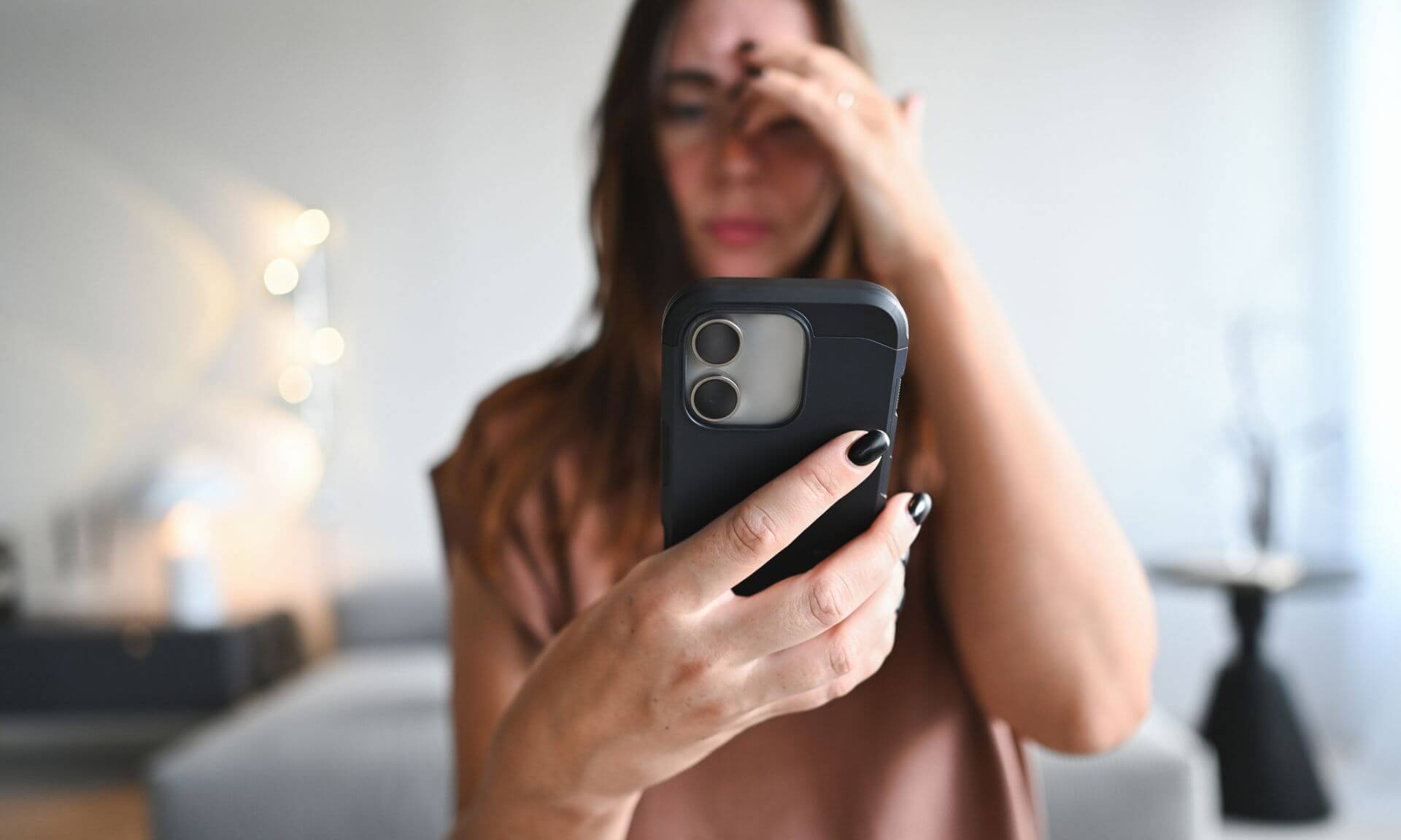 Dans 74 % des articles de presse étudiés, le comportement du système d'IA est désigné comme la principale cause des évènements. Or, seulement 6 % des articles évoquent des facteurs explicatifs autres, dont une maladie préexistante, un contexte familial difficile ou l’usage de substances, par exemple. 
