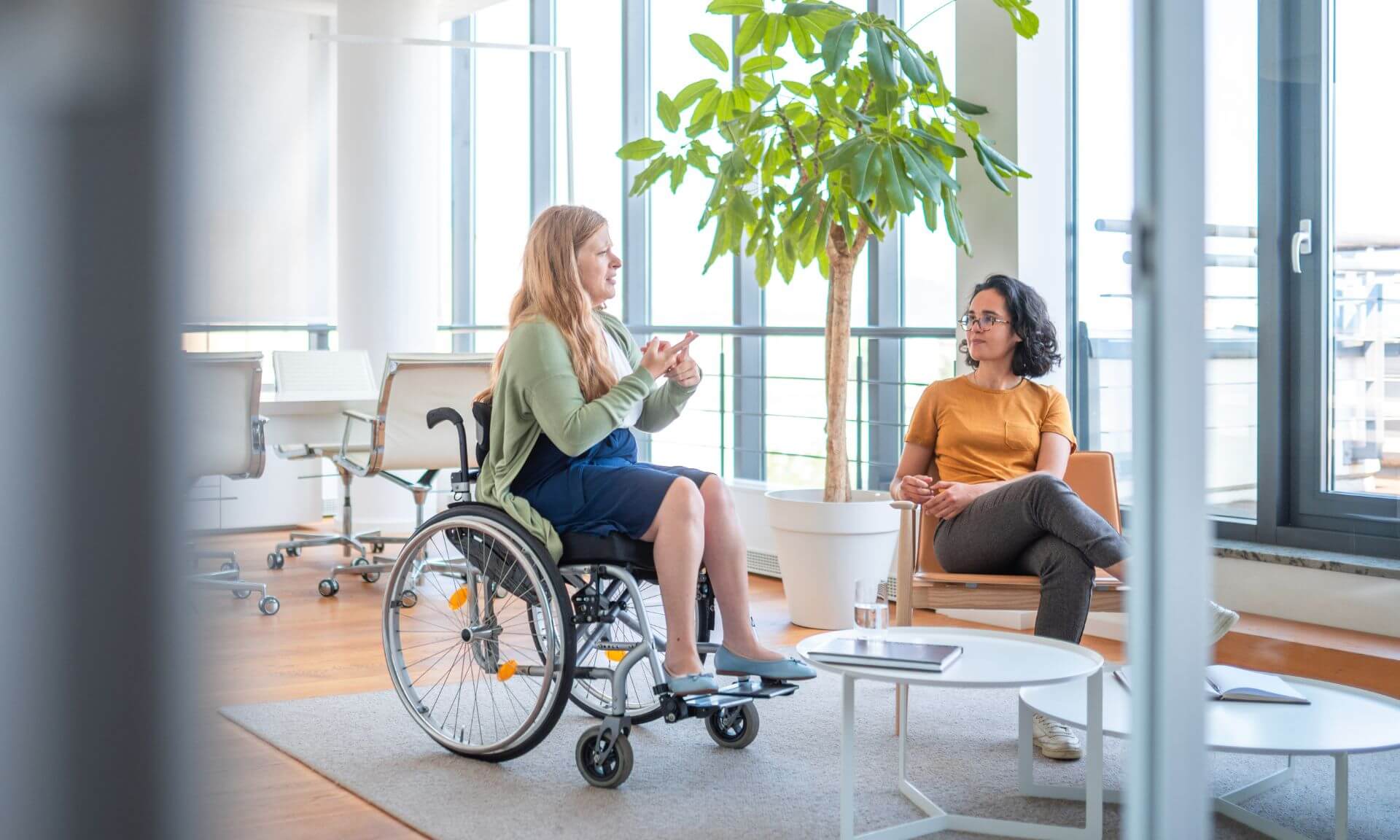 «Les personnes en situation de handicap sont des gens qui contribuent à la société, qui travaillent souvent plus de 40 heures par semaine, qui ont des familles, des vies sociales et amoureuses, des rêves et qui s'occupent d'autres personnes, insiste Coralie Mercerat. Leur compliquer l'accès à des lieux publics, c'est leur envoyer un message sur le peu de place qu’on leur fait dans la société.»
