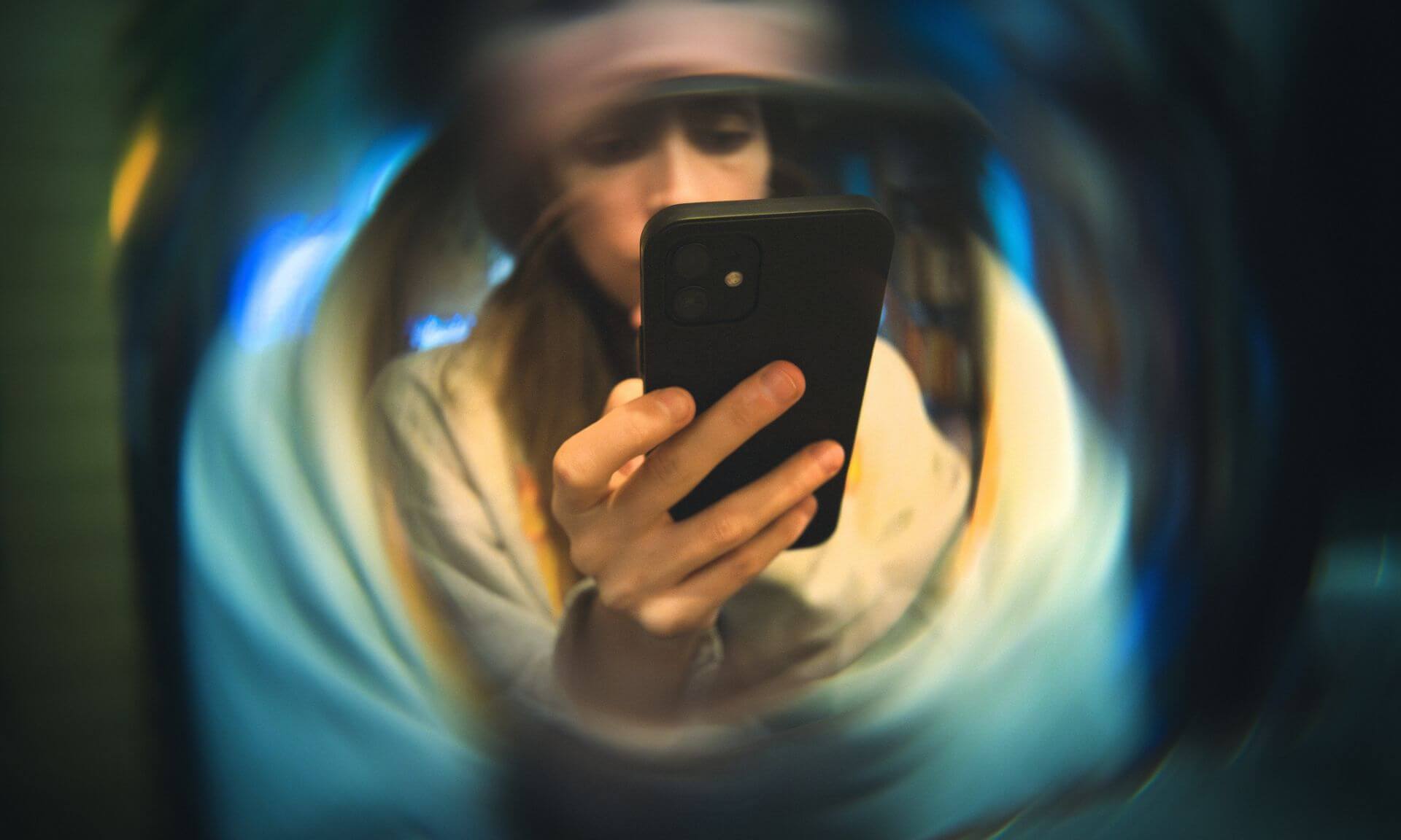 Face à l'inconfort engendré par le stress, les vidéos courtes offrent un refuge émotionnel immédiat et accessible, surtout chez les jeunes adultes. Ces contenus procurent des émotions positives et permettent de s'évader, parfois au point d'éviter d'aborder les problèmes réels.