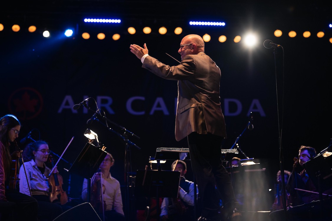 Jean-François Rivest dirige l'Orchestre de l'Université de Montréal à l'occasion du concert de Pierre Lapointe au campus MIL, le 1 octobre 2022.