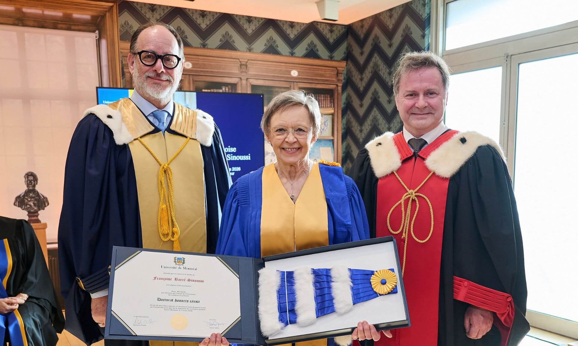Françoise Barré-Sinoussi en compagnie du recteur de l'Université de Montréal, Daniel Jutras, et de Patrick Cossette, doyen de la Faculté de médecine, à l'Institut Pasteur, à Paris