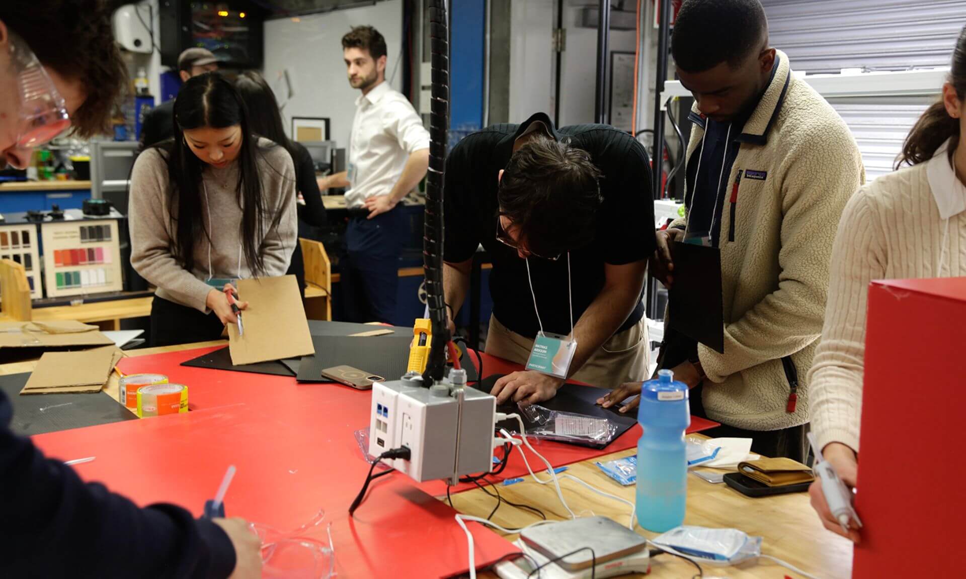 Équipe au travail à l'atelier. De gauche à droite: Mathias Ardouin (médecine 1re année), Boris Djoukam Mbuko (médecine 1re année)