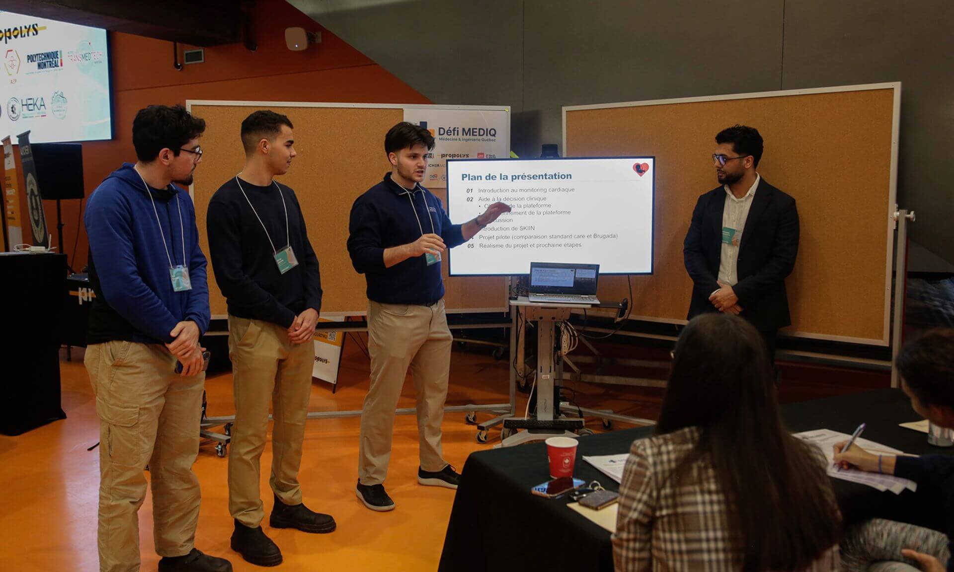 Présentation devant les juges pour la catégorie optimisation. De gauche à droite: Elias Bouroubi (médecine 2e année), Rayan Ajakane (génie logiciel), Robert Sebastian Tuta (médecine 2e année), Mohamed Tagnaouti (médecine 2e année)