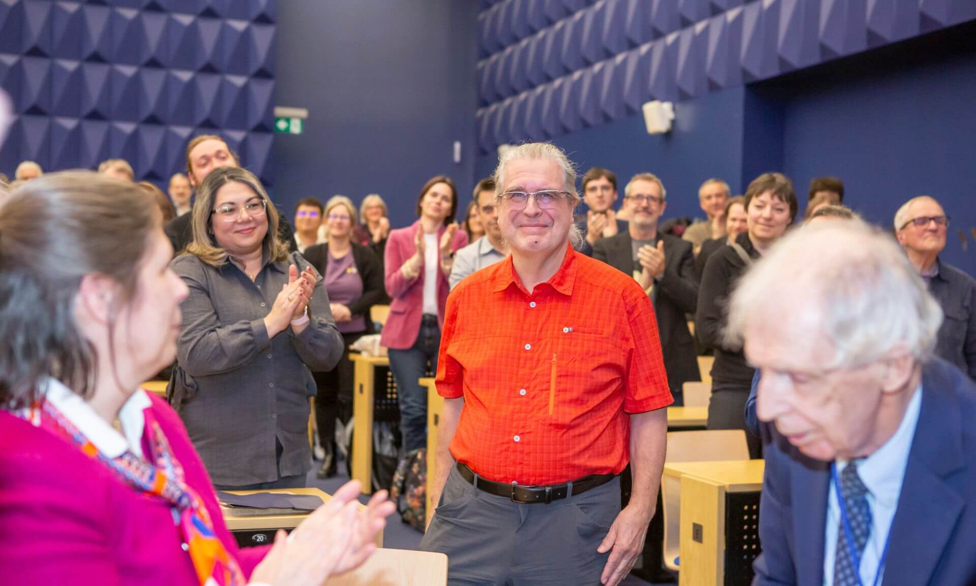 Gilles Brassard ovationné par les collègues de la Faculté des arts et des sciences pour son prix A. M. Turing