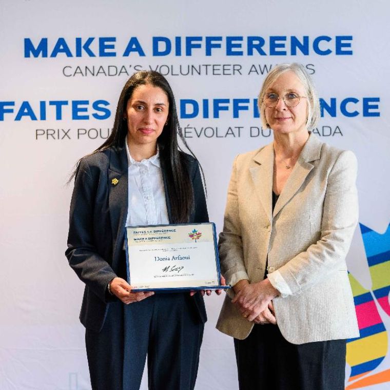 Donia Arfaoui et Patty Hajdu, ministre de l’Emploi et des Familles du Canada, lors de la remise des Prix pour le bénévolat du Canada.
