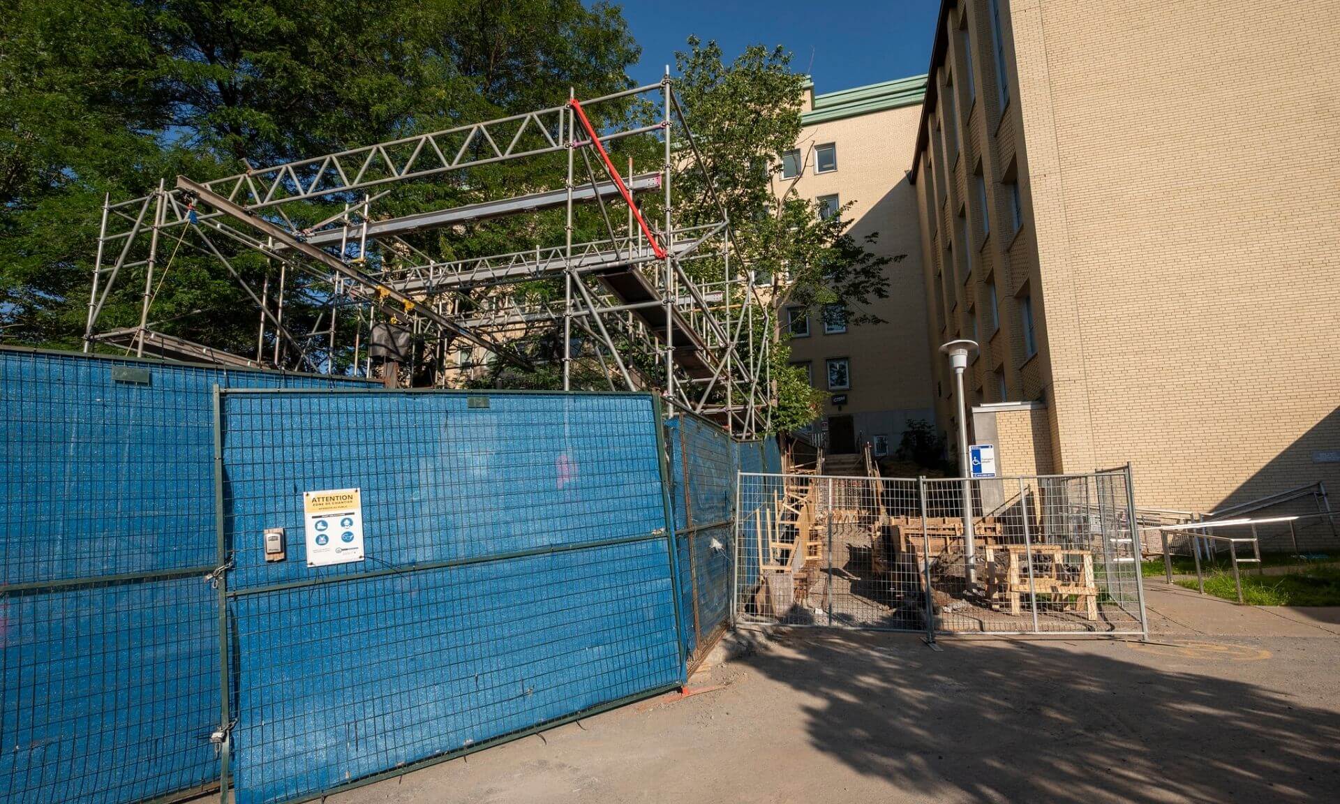Réfection des escaliers extérieurs au pavillon J.-A.-DeSève.