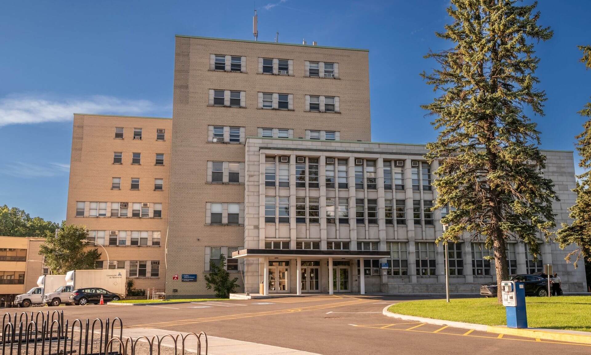 Amélioration des parcours piétonniers, construction de places de stationnement réservées aux personnes à mobilité réduite et aménagement paysager au pavillon Marguerite-D’Youville.