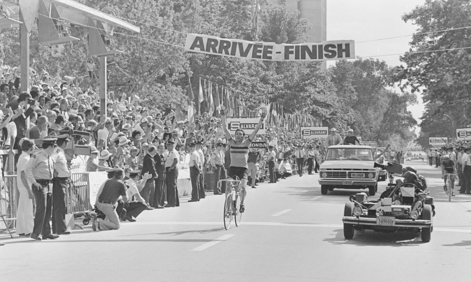 Devant le CEPSUM, Eddy Merckx traversant le fil d'arrivée de l'épreuve sur route des Championnats du monde de cyclisme de 1974.