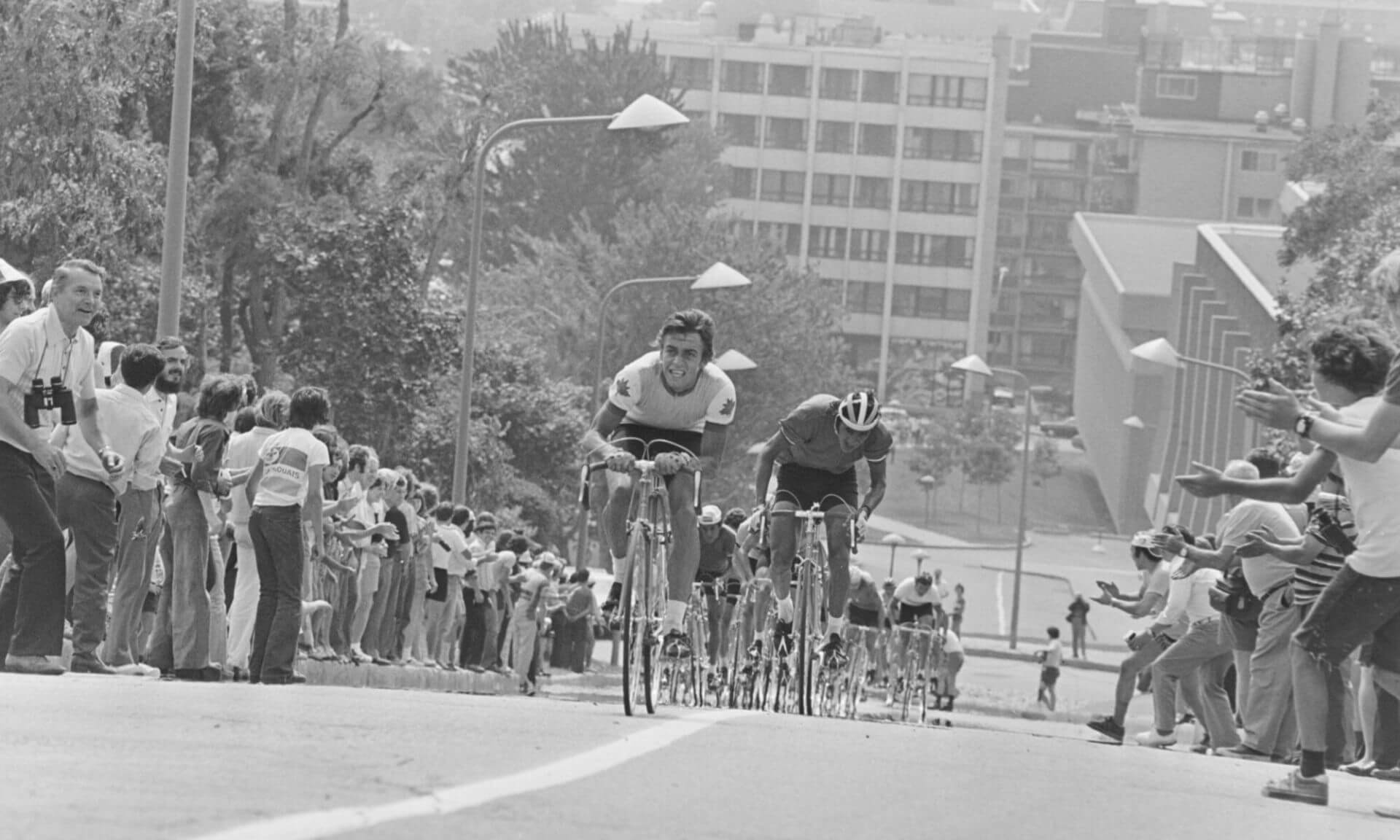La veille de la compétition, les cyclistes professionnels et amateurs gravissant le chemin de Polytechnique lors des Championnats du monde de cyclisme de 1974.