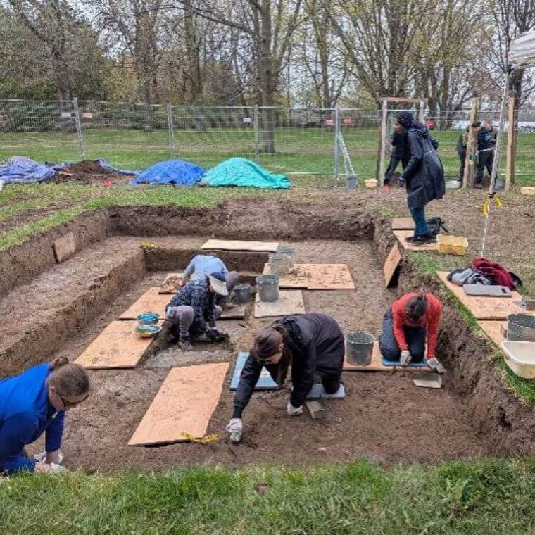 Fouille des sols à 80-100cm sous la surface