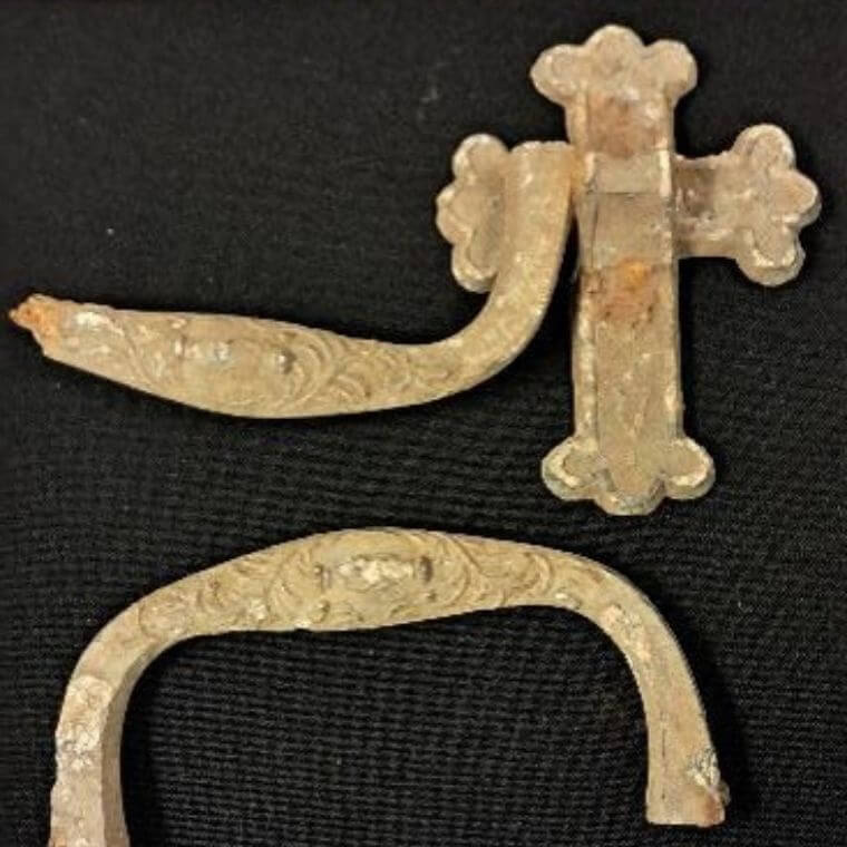Artefacts retrouvés dans les remblais du cimetière en lien avec les sépultures