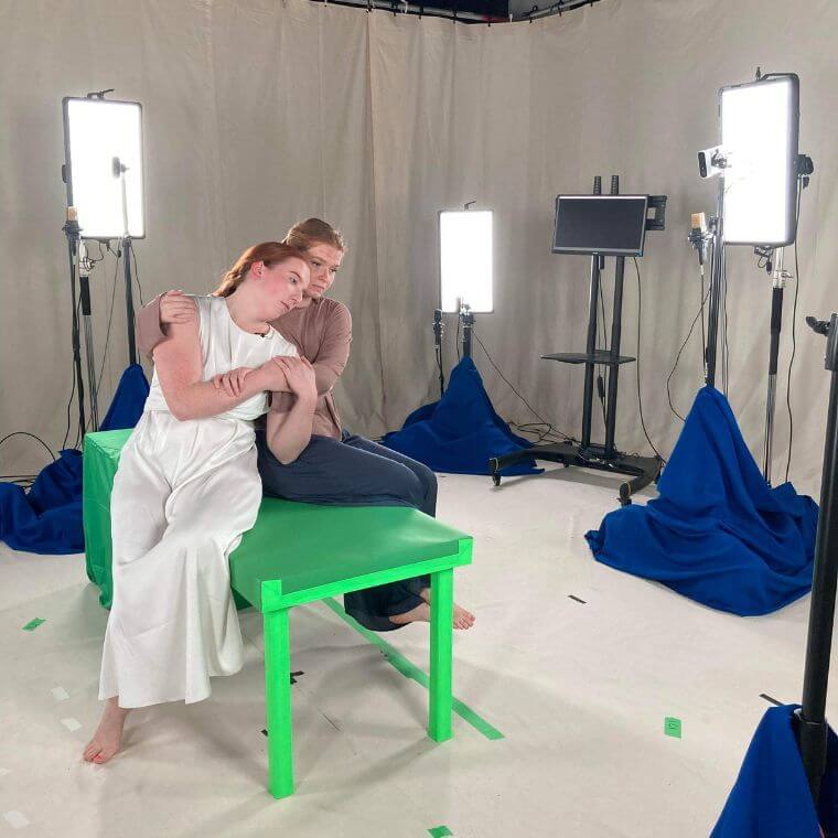 Le tournage dans le studio de capture volumétrique. On y voit les chanteuses Marion Germain et Maelig Querré.