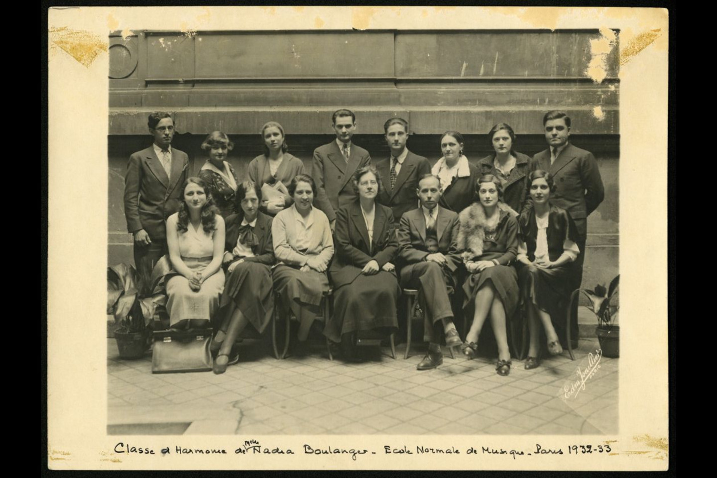 Classe de Nadia Boulanger à l’École normale de musique de Paris. Maryvonne Kendergi est assise dans la première rangée à gauche, 1932. 1 photographie: épreuve n&b annotée.