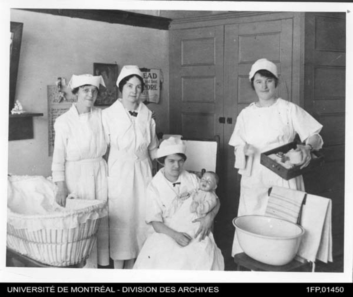 «Cours de puériculture, 2e décade, École ménagère provinciale», vers 1920