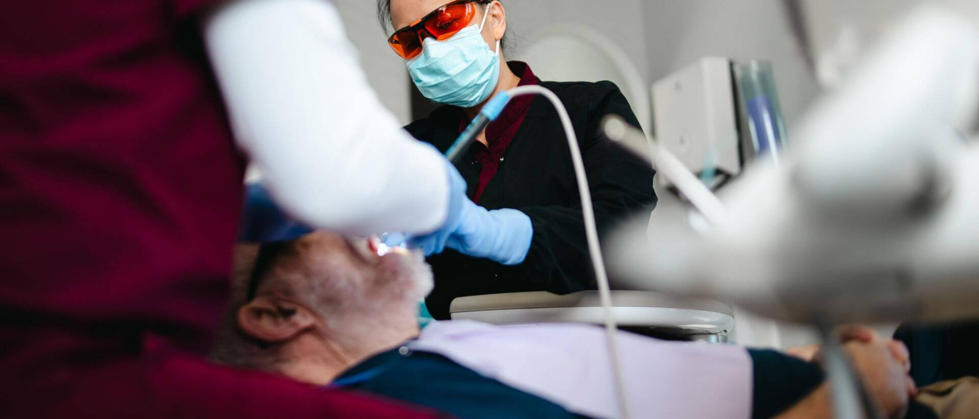 L'équipe aimerait comprendre si la bouche peut nous donner des indices sur la santé du cerveau des personnes âgées.