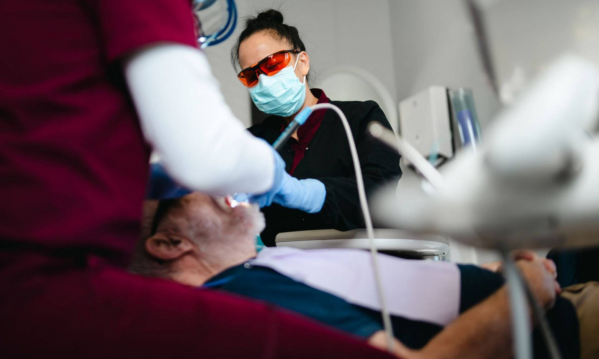 L'équipe aimerait comprendre si la bouche peut nous donner des indices sur la santé du cerveau des personnes âgées.