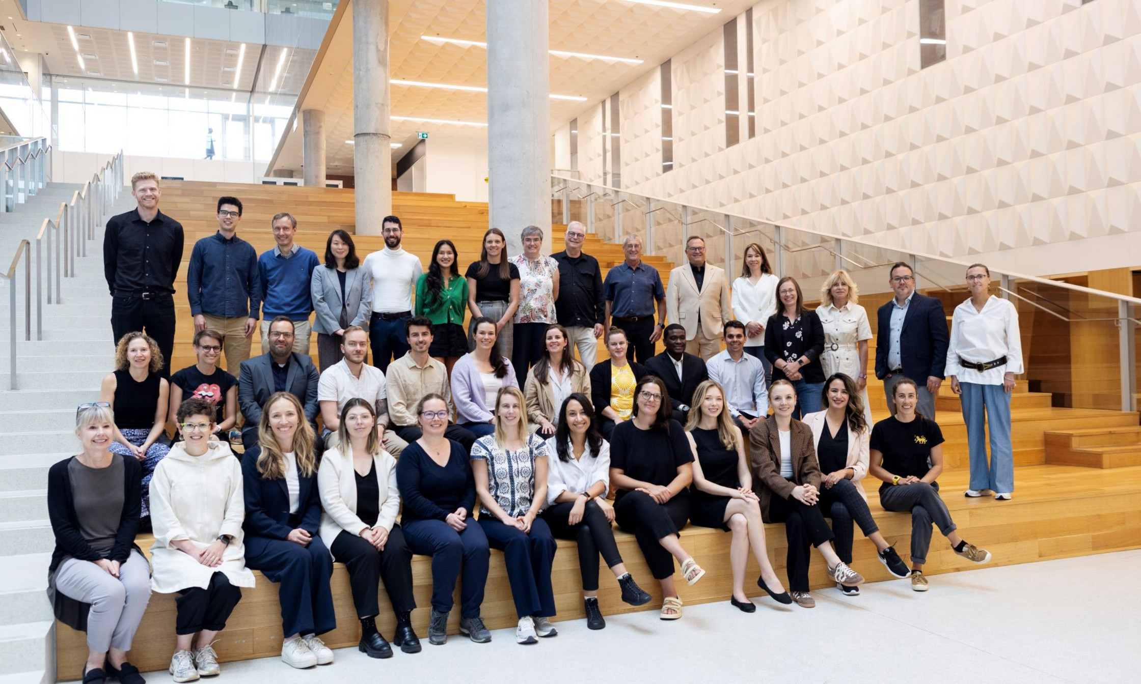 Une quarantaine de nouveaux membres du personnel enseignant sont réunis dans l'Atrium du Campus Mil.