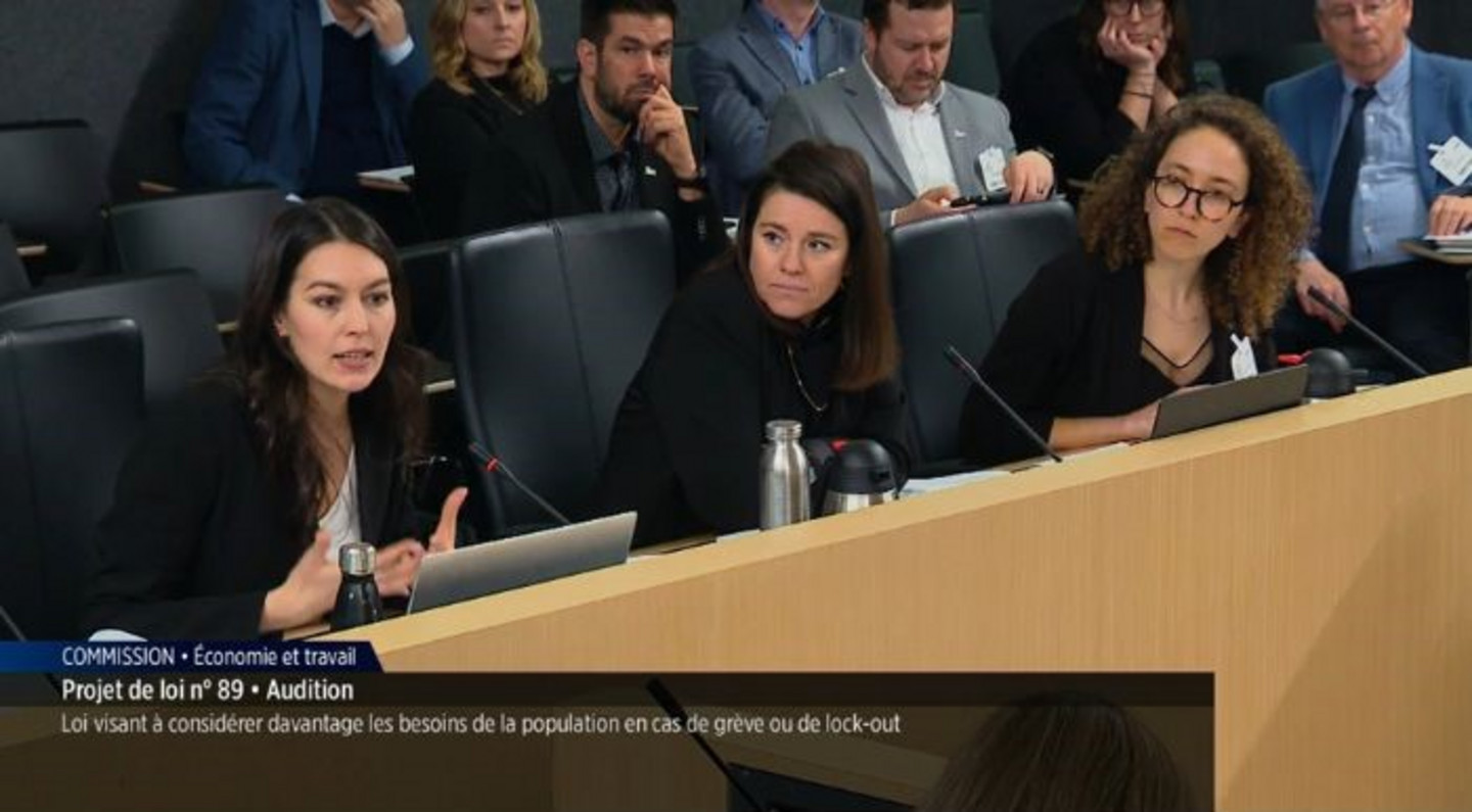Anne-Julie Rolland et Dalia Gesualdi-Fecteau, de l'Université de Montréal, accompagnées de Maxine Visotzky-Charlebois, de l'Université du Québec à Montréal