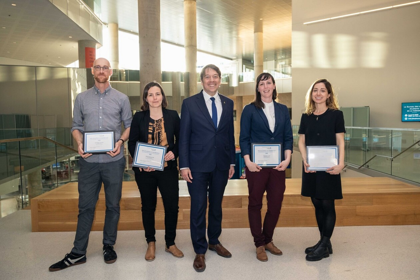 Les lauréats des prix d’excellence en enseignement: Rodolphe Gonzalès, Ruth Dassonneville, Katherine Cook et Marianne Cloutier, en compagnie du doyen de la FAS, Frédéric Bouchard, au centre.