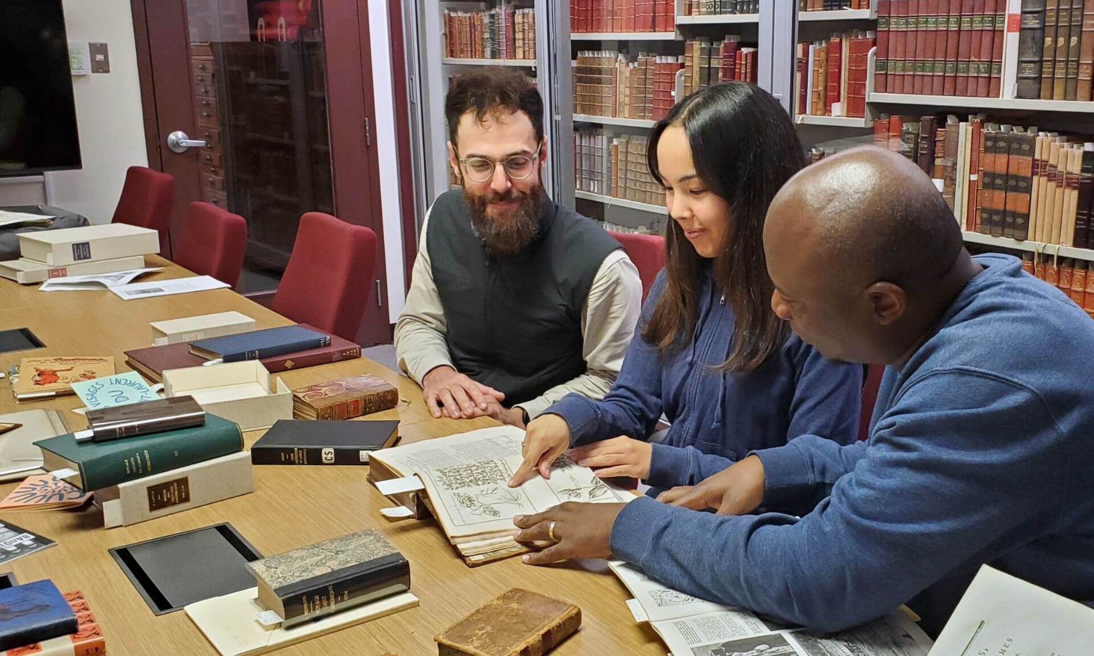 De gauche à droite: Jonathan Abitbol, conseiller principal à l’engagement avec les Premiers Peuples, et Leticia Uashciau Bacon, coordonnatrice à la sécurisation culturelle, tous deux rattachés au Vice-rectorat au communautaire, à l’international et aux Premiers Peuples; et Jean-Louis Mukendi Ntumba, coordonnateur du Centre étudiant des Premiers Peuples des Services à la vie étudiante de l’UdeM. 