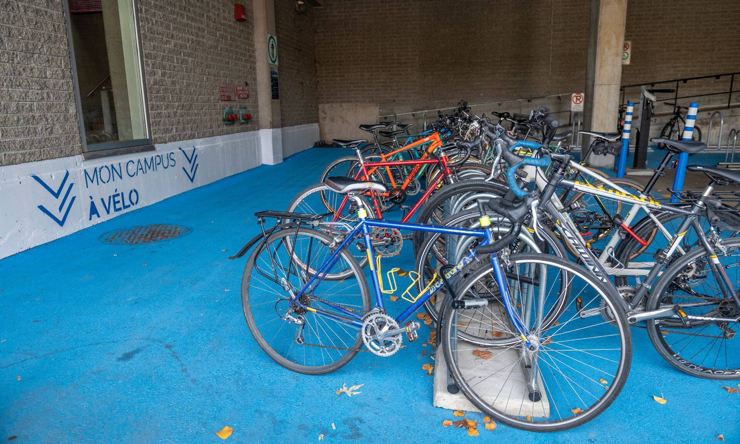 Aménagement de la zone réservée aux vélos dans le stationnement extérieur du CEPSUM