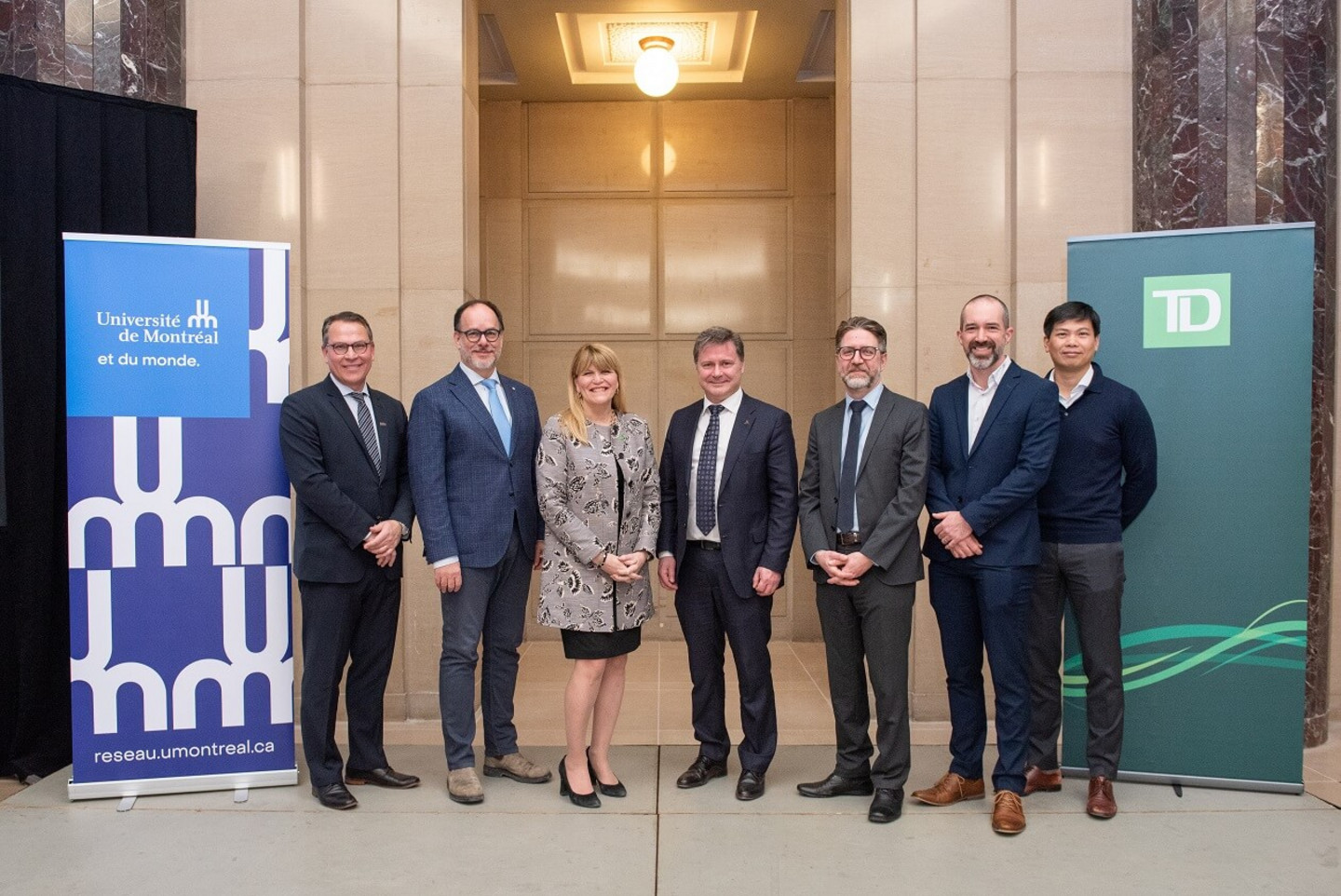 De gauche à droite: Michael Pecho, vice-recteur aux relations avec les diplômés et à la philanthropie; Daniel Jutras, recteur; Sylvie Demers, présidente, direction du Québec, Groupe Banque TD; Patrick Cossette, doyen de la Faculté de médecine; Mark Keezer, professeur agrégé de clinique au Département de neurosciences; Philippe Major, professeur titulaire de clinique au Département de neurosciences; Dang Nguyen, professeur titulaire de clinique au Département de neurosciences. 
