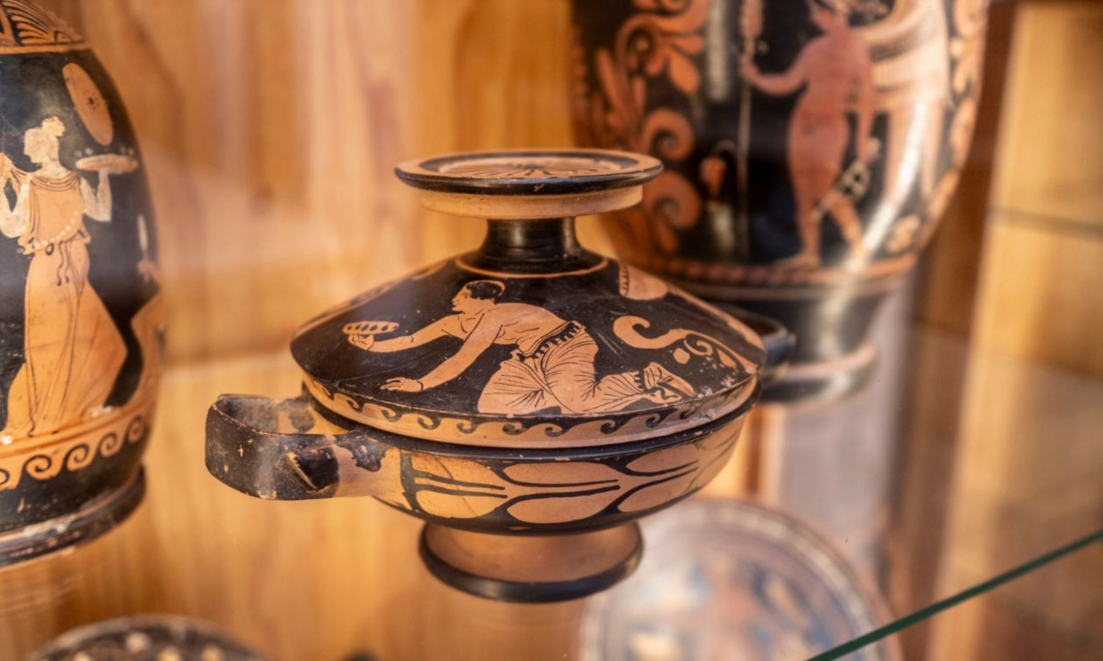 Le Centre d'études classiques de l’Université de Montréal possède plus d’une centaine de sculptures, mosaïques et vases grecs et romains.