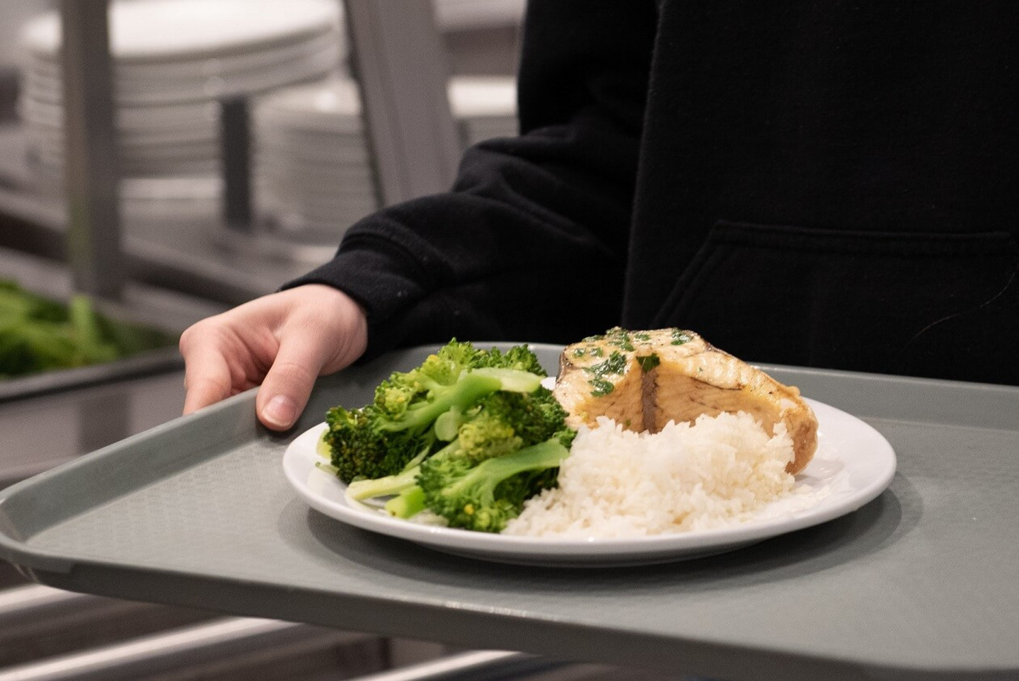 Une assiette santé composée d'une darne d'omble chevalier, de riz et de brocoli frais.
