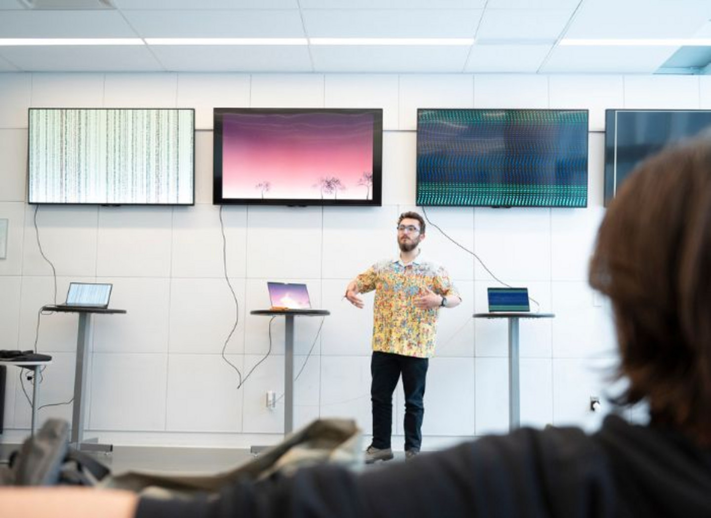 Un étudiant présente son travail final.