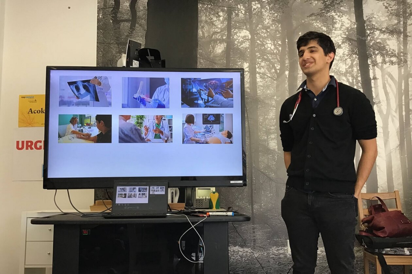 Tejeshwer Singh, étudiant en médecine au campus de l'UdeM en Mauricie, a animé un atelier de simulation avec les élèves de l'école Nikanik. 