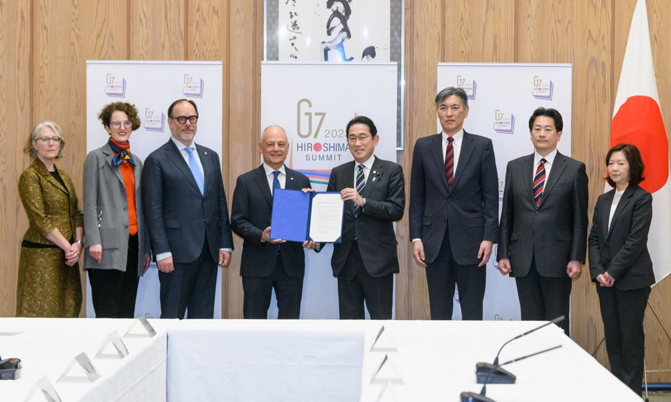 Des dirigeants d’universités membres de l’Alliance U7+ à l’Université Keio, au Japon, en compagnie du premier ministre japonais, Fumio Kishida