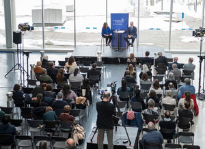 La rencontre s'est déroulée à l’agora Morris-et-Rosalind-Goodman du pavillon Jean-Coutu.