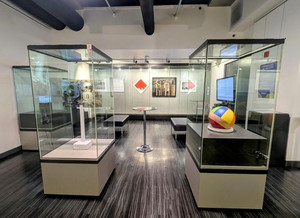 L’exposition constitue une occasion unique d’explorer le rôle des établissements d’enseignement dans la création artistique et de découvrir des pratiques émergentes. L’exposition constitue une occasion unique d’explorer le rôle des établissements d’enseignement dans la création artistique et de découvrir des pratiques émergentes.