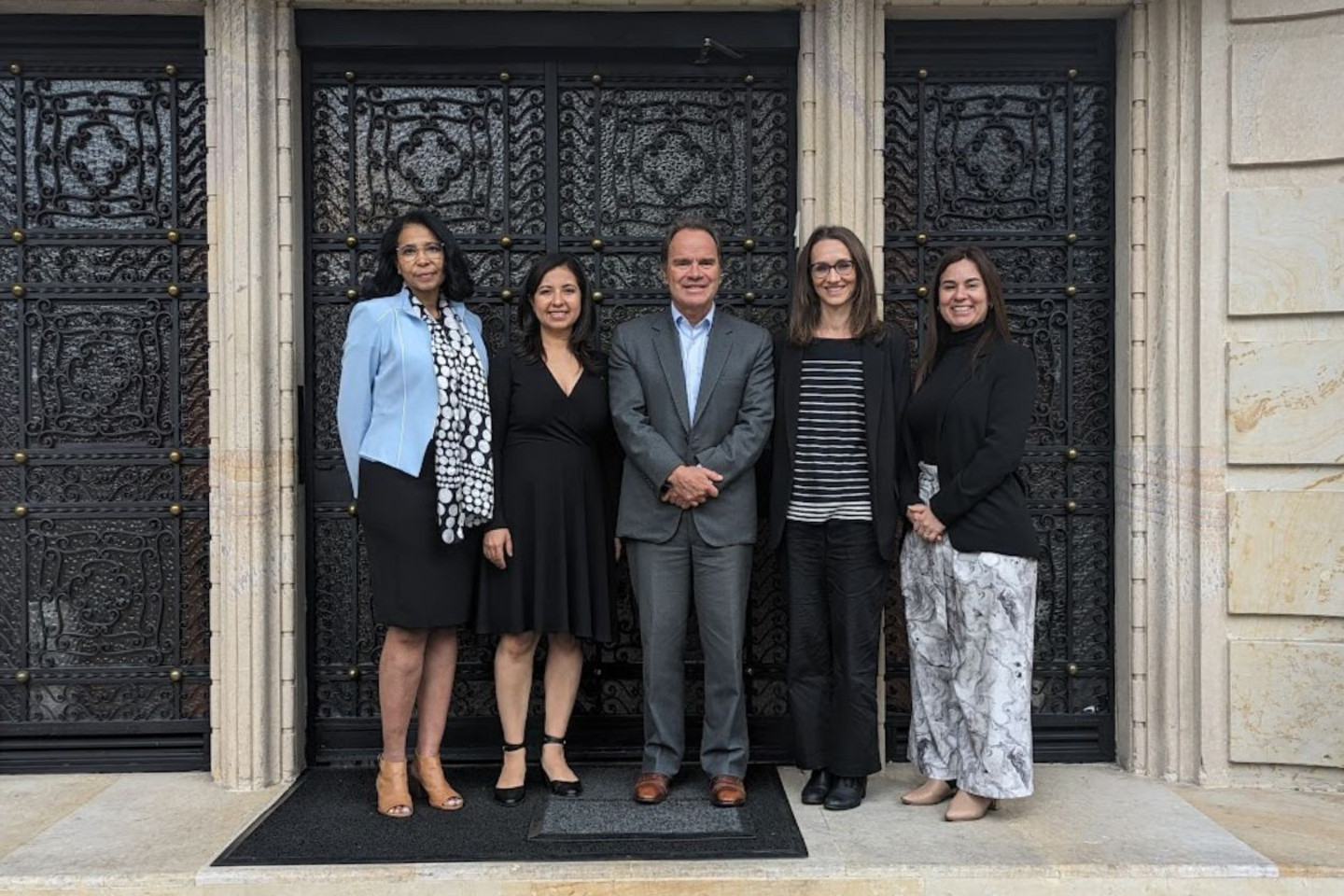 Photo prise lors d'une visite de l'Université de Montréal dans les bureaux du COLFUTURO. De gauche à droite: Michèle Glemaud, directrice du Service de l’admission et du recrutement et Samanta Penaloza, responsable du recrutement en Amérique latine à l'Université de Montréal; Jerónimo Castro Jaramillo, directeur général à COLFUTURO; Magali Boffet, déléguée commerciale en éducation à l’Ambassade de Canada à Bogota et Johanna Torres, directrice du Programme de conseil académique et de relations internationales à COLFUTURO.