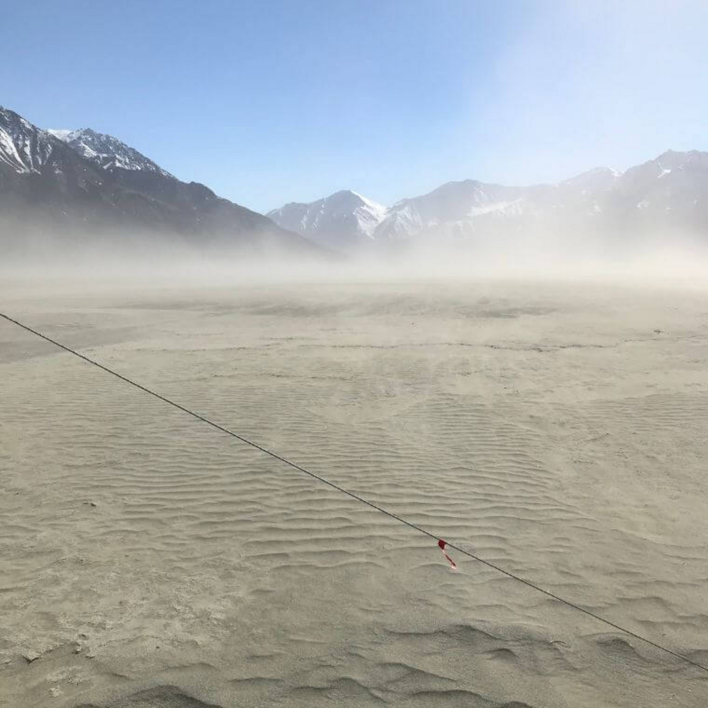 Dans la vallée ’A’ą̈y Chù’ du parc national Kluane au Yukon, les vents soulèvent le sol, provoquant des tempêtes de poussière dans la région.