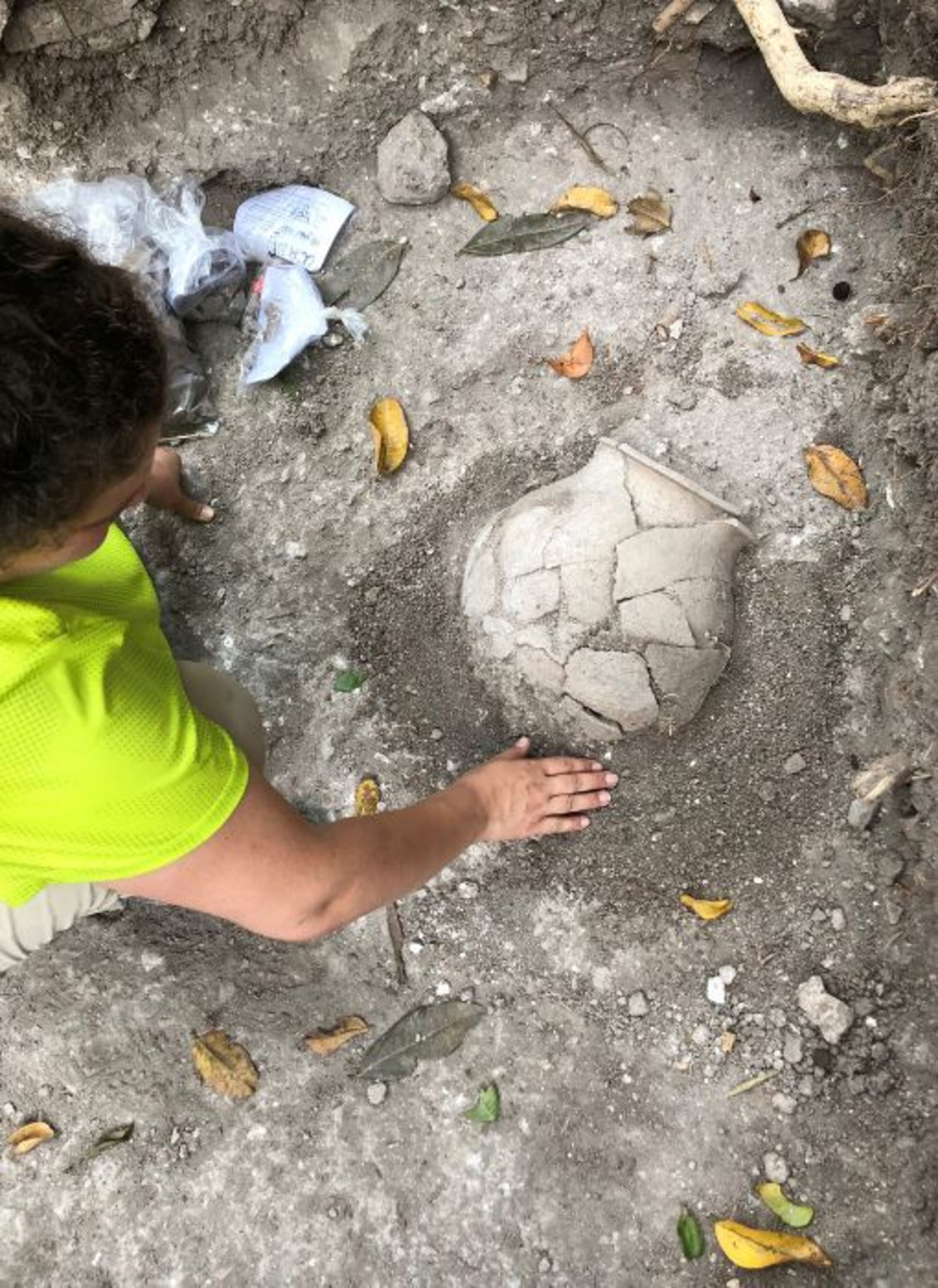 Étudiante en anthropologie à l’UdeM, Yasmine Flynn-Arajdal découvre un olla (pot maya) partiellement complet dans un groupe résidentiel d’Ucanal.