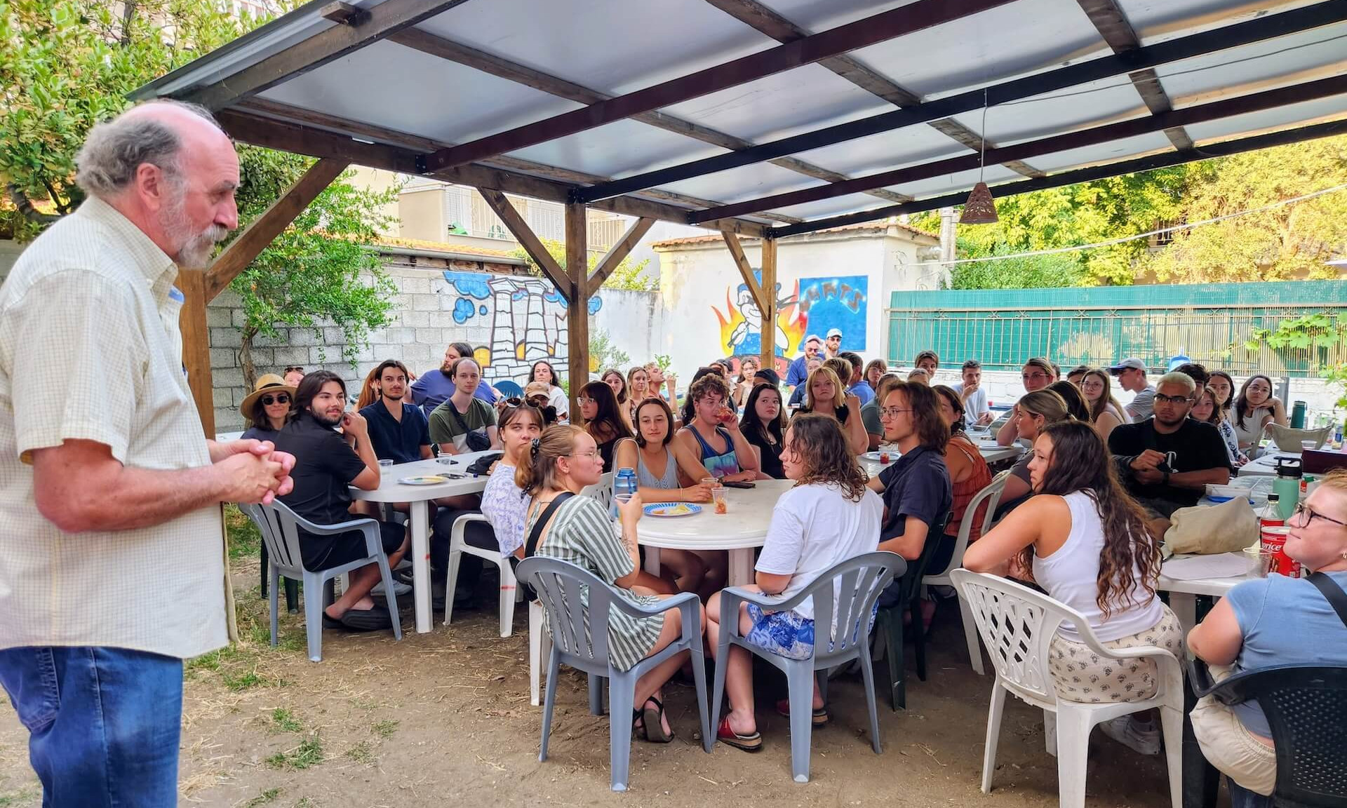 Jacques Perreault s’adresse aux stagiaires à l’issue d’une journée de fouilles.