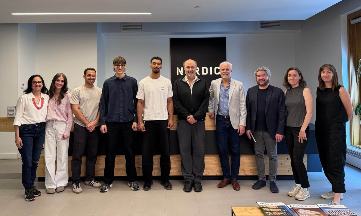 Un groupe de l’École d’architecture de l'UdeM visite le bureau de Nordic Structures à Montréal. De gauche à droite: Izabel Amaral, directrice de l’École d’architecture et professeure agrégée; Béatrice Pépin, diplômée et lauréate de la bourse Nordic Structures; David Hanna, ingénieur chez Nordic Structures; Charles-Alexandre Toussaint, diplômé et lauréat de la bourse Nordic Structures; Olivier Sy, diplômé; Daniel Pearl, professeur titulaire; David Croteau, vice-président aux opérations et à l’ingénierie chez Nordic Structures; Stephan Kowal, professeur adjoint; Albane Quéinnec-Barreau, agente de recherche; et Lucie Paquet, chargée de formation pratique.
