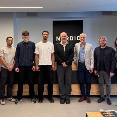 Un groupe de l’École d’architecture de l'UdeM visite le bureau de Nordic Structures à Montréal. De gauche à droite: Izabel Amaral, directrice de l’École d’architecture et professeure agrégée; Béatrice Pépin, diplômée et lauréate de la bourse Nordic Structures; David Hanna, ingénieur chez Nordic Structures; Charles-Alexandre Toussaint, diplômé et lauréat de la bourse Nordic Structures; Olivier Sy, diplômé; Daniel Pearl, professeur titulaire; David Croteau, vice-président aux opérations et à l’ingénierie chez Nordic Structures; Stephan Kowal, professeur adjoint; Albane Quéinnec-Barreau, agente de recherche; et Lucie Paquet, chargée de formation pratique.