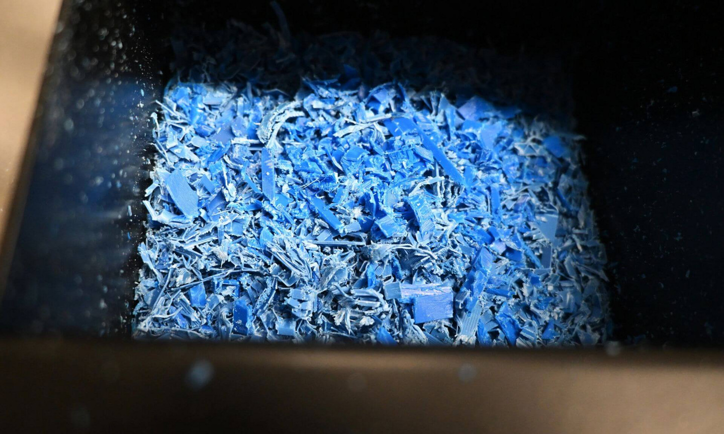 Le plastique est broyé en petits granulés.