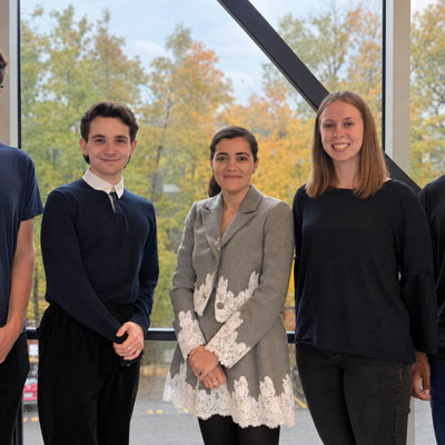 Jérôme Fortier et Cédrik Carrière (doctorants en santé publique-épidémiologie), Bouchra Nasri (professeur agrégée responsable du projet MEALON), Vanessa Bellegarde (coordonnatrice au laboratoire de Bouchra Nasri), Lenny-Seupa Woungang (personnel de recherche).