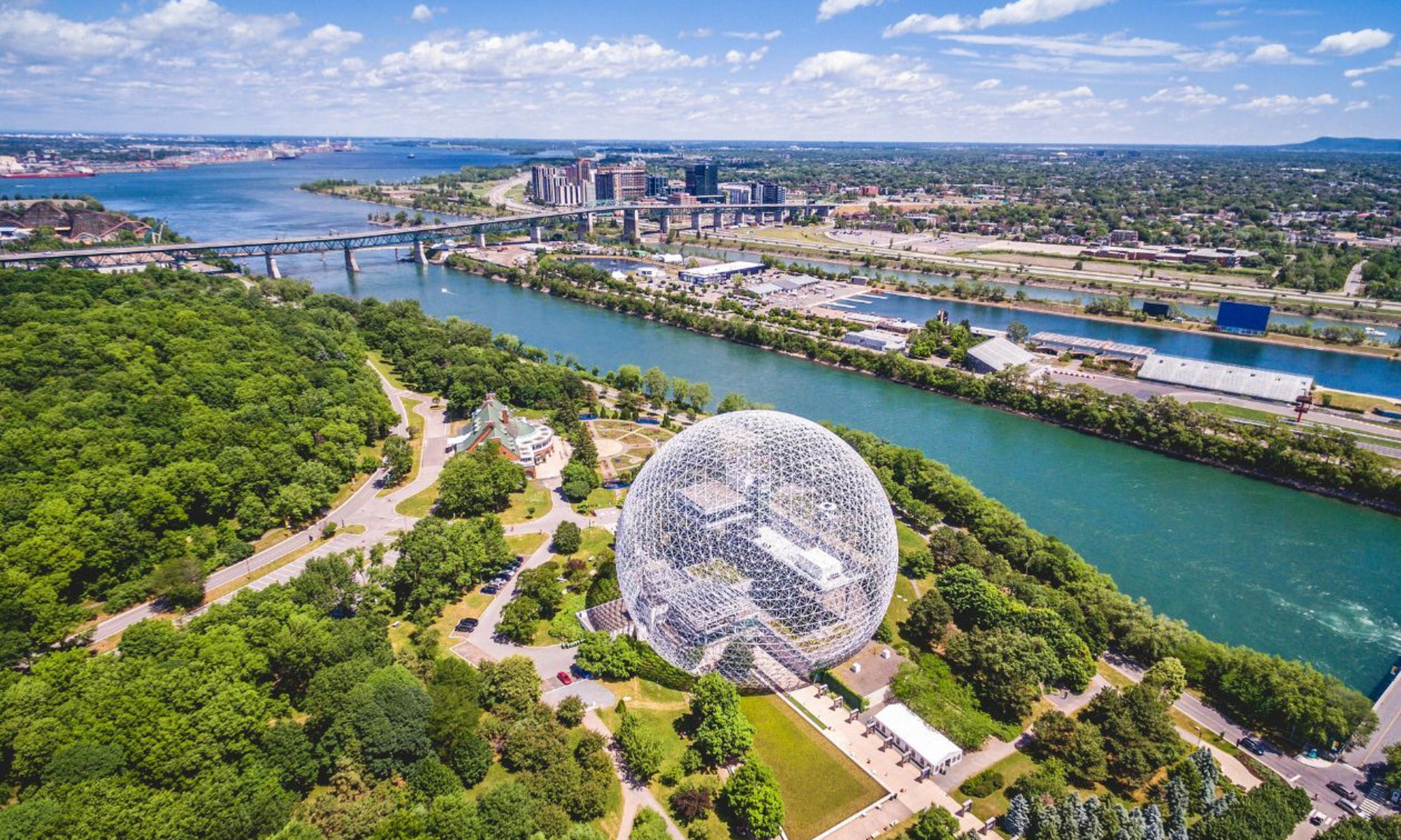 Montréal est un centre d'excellence universitaire avec des établissements qui attirent des étudiants étrangers grâce à des programmes diversifiés et de grande qualité ainsi qu'à une recherche innovante.