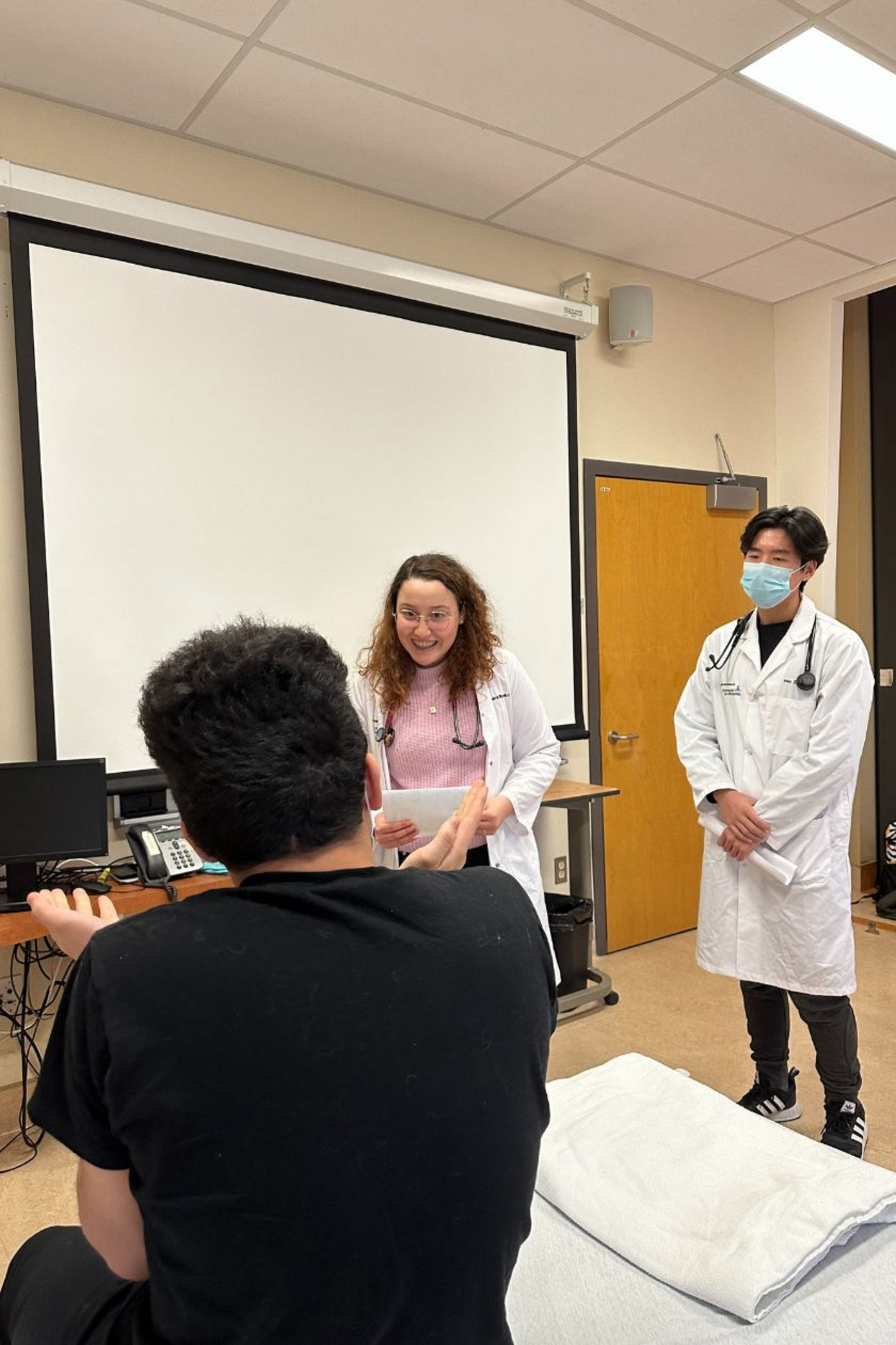 Anamnèse et examen physique du patient au CAAHC.