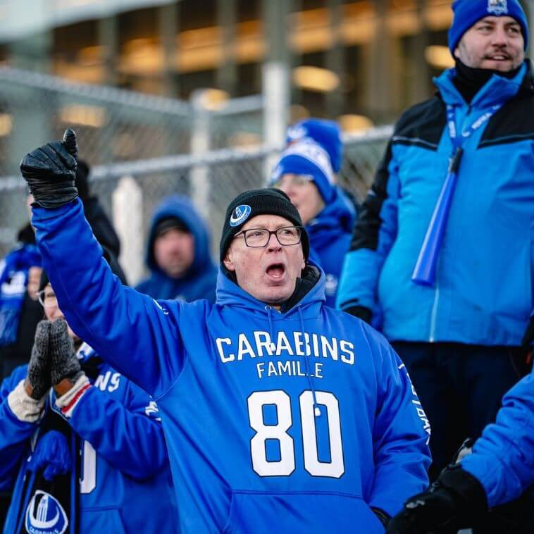 Un partisan encourage l'équipe de football des Carabins.